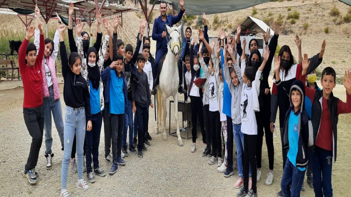 Okulumuz öğrencileri at binme etkinliğine katıldı. 